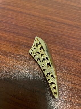 Gold Filigree Women's Brooch Pin - Elegant Curved Leaf Motif